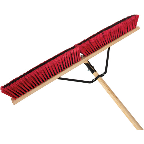 Balai-brosse &agrave; manche renforc&eacute;, 36", Moyen, Soies PVC WestPier