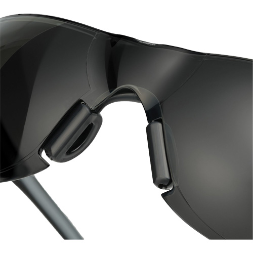 Lunettes de s&eacute;curit&eacute; Adapt Lite, Lentille Fum&eacute;e, Antibu&eacute;e/Anti-&eacute;gratignures, ANSI Z87+/R&eacute;pond ou surpasse la norme CSA Z94.3 WestPier