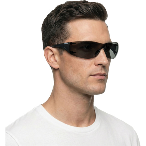 Lunettes de s&eacute;curit&eacute; Adapt Lite, Lentille Fum&eacute;e, Antibu&eacute;e/Anti-&eacute;gratignures, ANSI Z87+/R&eacute;pond ou surpasse la norme CSA Z94.3 WestPier