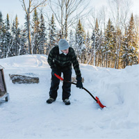Pelle &agrave; neige Yukon, Lame Polypropyl&egrave;ne, Largueur 18", Manche Prise en D ergonomique WestPier