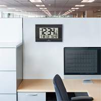 Horloge murale numérique à réglage automatique avec rétroéclairage automatique, Numérique, À piles, Noir OR501 | WestPier