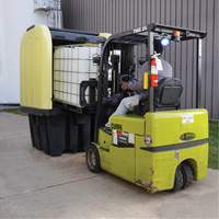 Palette anti-d&eacute;versement jaune &agrave; couvercle rigide roulant, 65" lo x 65" la x 101" h, Capacit&eacute; de charge 5000 lb WestPier