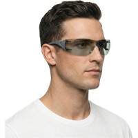 Lunettes de s&eacute;curit&eacute; Adapt Lite, Lentille Int&eacute;rieur/ext&eacute;rieur, Antibu&eacute;e/Anti-&eacute;gratignures, ANSI Z87+/R&eacute;pond ou surpasse la norme CSA Z94.3 WestPier