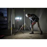 Lampe de travail &agrave; DEL professionnelle &agrave; panneaux pliants lumens sans fil 18V sur tr&eacute;pied, DEL, 3600 lumens WestPier